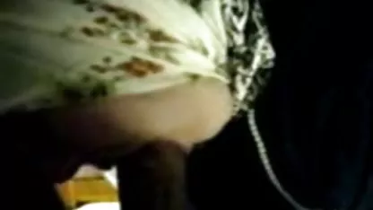 Sin soltar la cámara de sus manos, el hombre toma fotos de cómo un jugoso morena completamente desnuda se sube a su gorditas tirando cuna, donde con su hábil magia de los labios de ella le da a este macho caliente fresco mamada