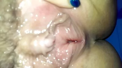 Morena follada a sí misma en un sofá rojo xxxdegordas