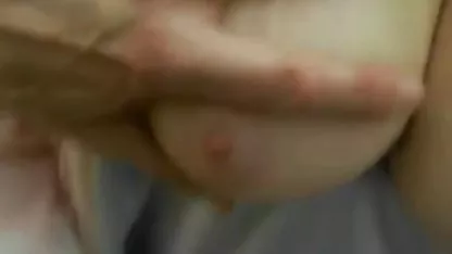 Morena se acaricia a sí muy cerdas gordas misma frente a la webcam