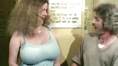 Chica joven en ropa interior sexy mujeres gordas xxx se muestra a sí misma