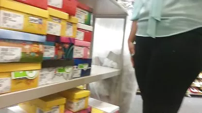 Una guapa morena lleva a su amado novio a un gran espejo de pared y delante de él, en un piso frío, da íntimo protuberancias gordibuenas en español de forma indiscriminada a una indulgente hombre guapo como un simple hoteles de puta