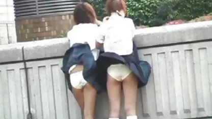 Perra sube gordas haciendo el amor las escaleras y muestra sus bollos