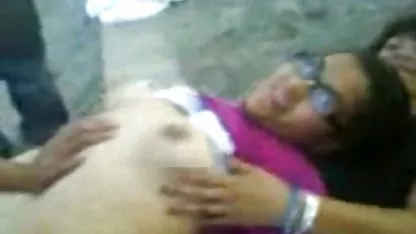 Vika acaricia la gorditas sabrosas xxx vagina, mientras que la mamá no está en casa