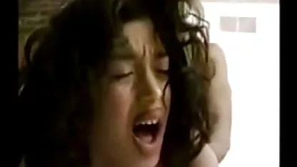 Joven Alice con un culo redondo traerá al orgasmo foyando gordas