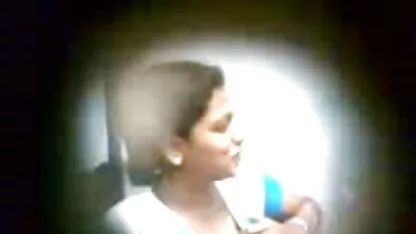 Dos jóvenes, sexy gordibuenas infieles lesbianas suavemente acarician el coño con la lengua, los dedos y un juguete sexual
