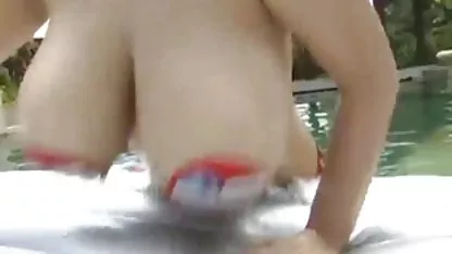 Acostado sobre su estómago digitación gordas lesbianas tetonas polla del tío con las piernas