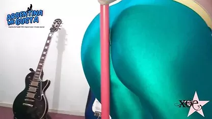 Chica amorosamente chupa una pprno con gordas polla