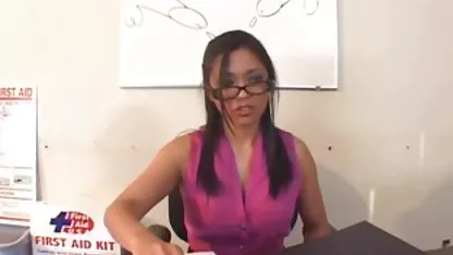 El bebé en látex rojo estaba desnudo y mostró videos xxx de gordas tetonas sus encantos