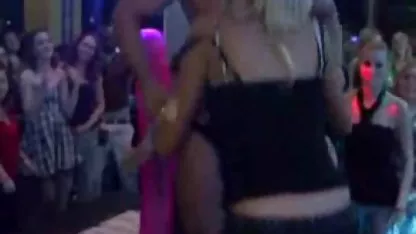 Latina Selena con grandes pechos, pornografia gordas acaricia a sí misma en la webcam