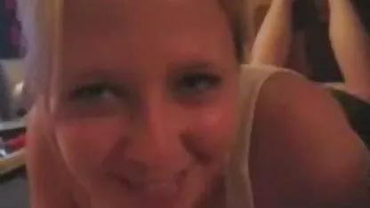 Chick se acaricia a sí misma viendo porno gordas chichonas cogiendo