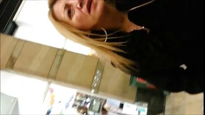 Rubia Yanochka masturba sus agujeros con sus gorditas lindas xxx dedos