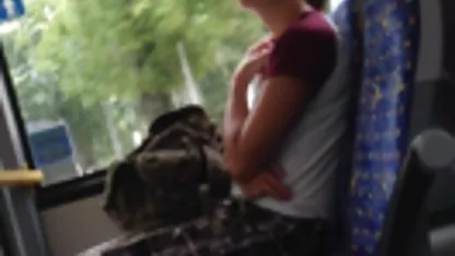 Morena tiene en su boca pormo con gordas y se masturba su coño