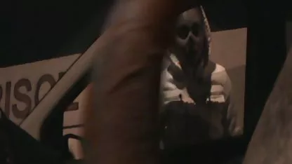 Bonita chica en un café de baile en frente de xxx pollas gordas una multitud de hombres