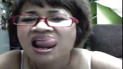 Dos amigas cogiendo a una gordita maduras acarician