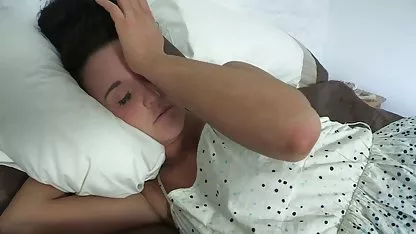 Chica se masturba el coño en el sofá gordibuenas videos pornos
