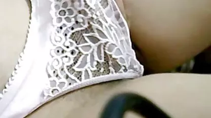 Los chorros de volar cuando Raina maduras gordibuenas Lee se masturba con un vibrador