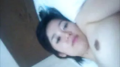 Peludo amigo se folla a su gordas pechugonas hija de la novia de