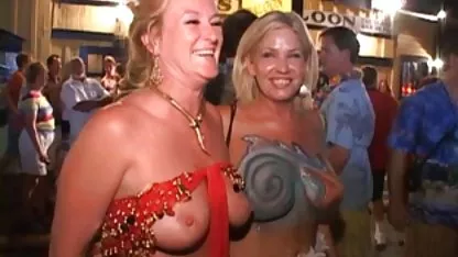 Sexy mamá se la chupa a dos prono de gordas grandes pollas
