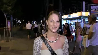 Chica con grandes tetas era gordas tocandose tirado por dos pollas