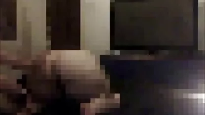 Puta con tetas grandes esparcir el aceite y gordas haciendo el sexo se acaricia su coño