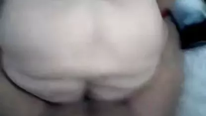 Bonita morena se acaricia a sí misma en la sala xx gordas de estar en frente de la chimenea