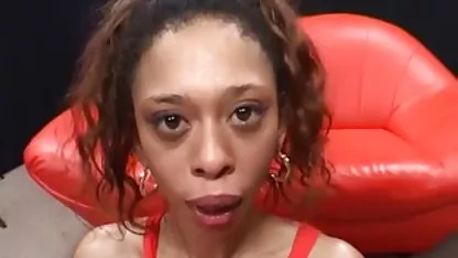 Linda morena tiene grandes pollas en sus agujeros y plumas mujeres gordas gratis