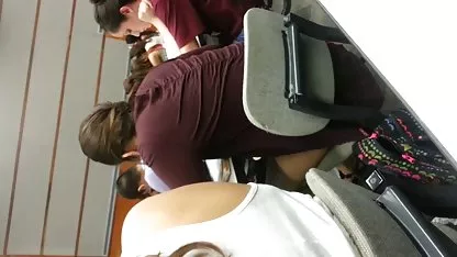 Secretario se masturba sobre una gordas desnudas negras mesa de trabajo