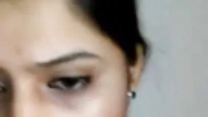 Sylvia ocultó su descarada ojos bajo las gafas y se acaricia a sí misma con un consolador cogiendo una gordita
