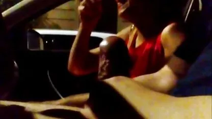 Dos tios a coger a una mujeres gorda singando chica en el sofá