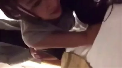 La vieja mujer con el coño peludo negras gordas maduras se folla a sí misma con un pepino