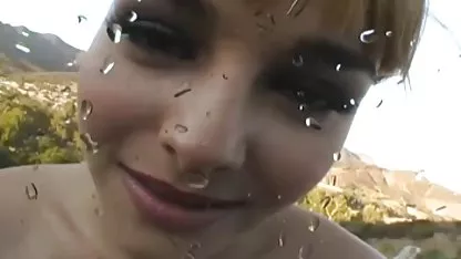 Morena en una blusa amarilla está jugando con su increíblemente latinas gorditas xxx grandes tetas naturales