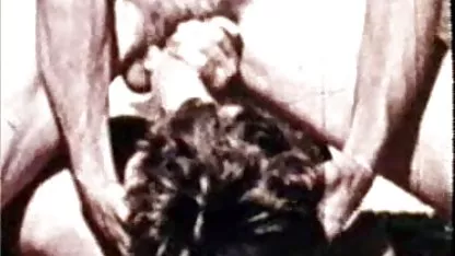 La rubia erótica videos pornos de negras gordas medias, desgarrado por el coño, se encuentra en la posición 69 en un apasionado macho