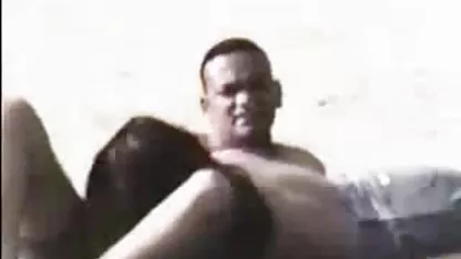 Dos ramitas de madura gorda española lamer el semen de los dedos