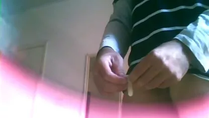 Un flexible morena en nylon mono gordibuenas casadas se sienta en un cordel, extiende las piernas, girando un miembro es un placer