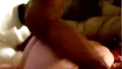 Pequeña acrobat hace que el sexo se extiende gordas guaras a una calva tio