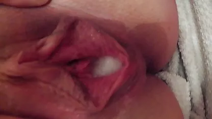 Una mano juega con un miembro del otro se gordas mexicanas calientes inserta un juguete en su culo