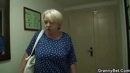 Alice digitación coño y gimiendo madres maduras gordas en voz alta